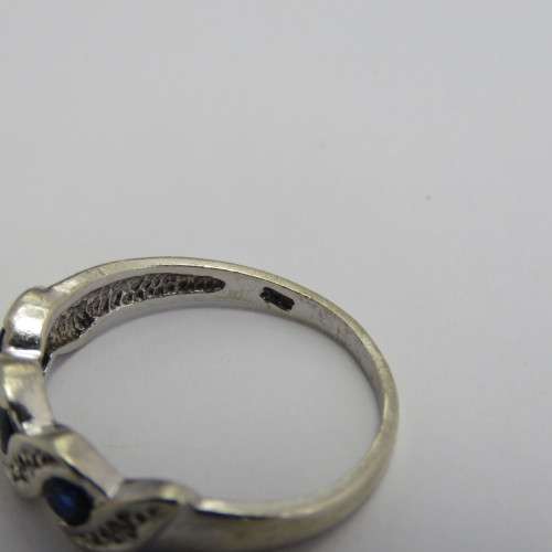 9kt white gold ring with 3 Sapphires and small diamonds - Weighs 2,8 g - Size P