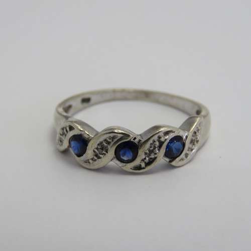 9kt white gold ring with 3 Sapphires and small diamonds - Weighs 2,8 g - Size P