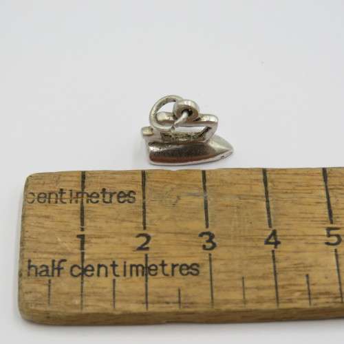 Vintage silver sad iron charm - Weighs 4,0 grams