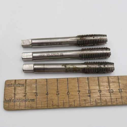 Large lot of thread cutting taps with tools