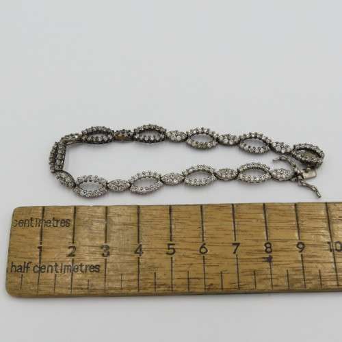 Vintage sterling silver bracelet with clear stones - Weighs 9,4 grams - Length 19 cm