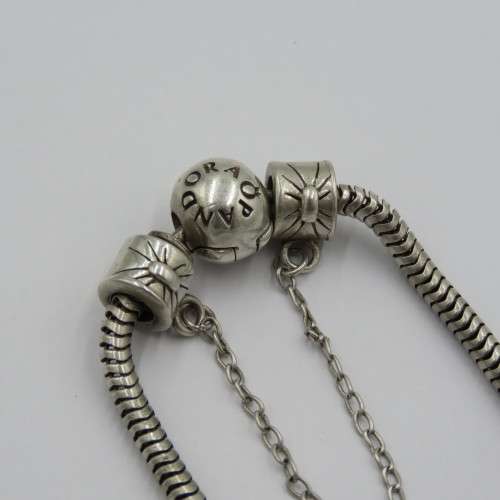 Sterling silver Pandora charm bracelet - Weighs 13,5 g - Length 22 cm