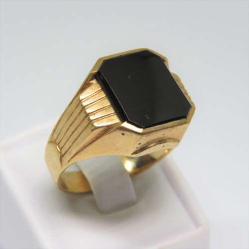 9kt Gold mens ring with Onyx - Weighs 7,1 grams - Size U