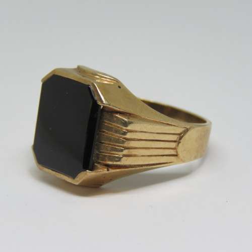 9kt Gold mens ring with Onyx - Weighs 7,1 grams - Size U