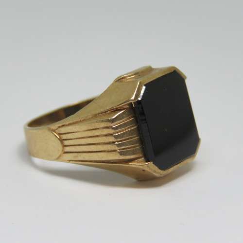 9kt Gold mens ring with Onyx - Weighs 7,1 grams - Size U