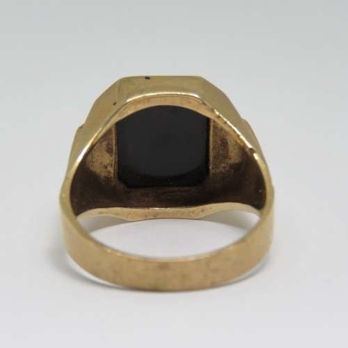 9kt Gold mens ring with Onyx - Weighs 7,1 grams - Size U