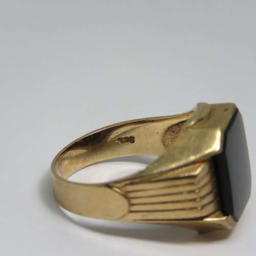9kt Gold mens ring with Onyx - Weighs 7,1 grams - Size U