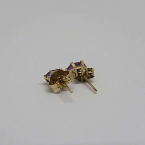 9kt Gold earrings with amethyst - Weighs 0,4 g
