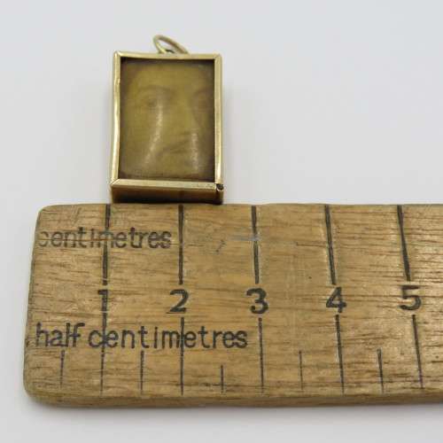 9kt Gold pendant with South African R1 banknote inside - Weighs 3,3 g