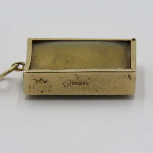 9kt Gold pendant with South African R1 banknote inside - Weighs 3,3 g