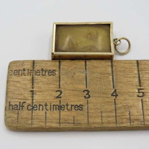 9kt Gold pendant with South African R1 banknote inside - Weighs 3,3 g