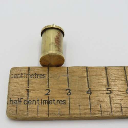 9kt Gold pendant with South African 10 shillings banknote folded inside - Weighs 2,6 grams