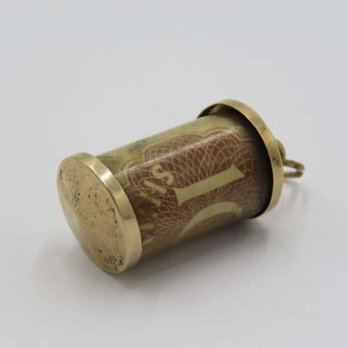 9kt Gold pendant with South African 10 shillings banknote folded inside - Weighs 2,6 grams