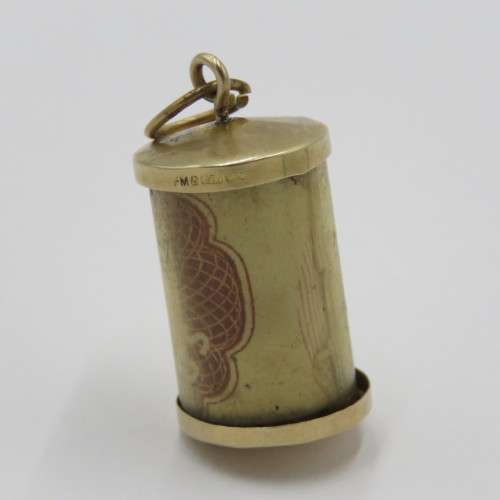 9kt Gold pendant with South African 10 shillings banknote folded inside - Weighs 2,6 grams