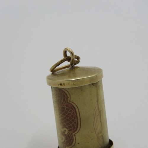 9kt Gold pendant with South African 10 shillings banknote folded inside - Weighs 2,6 grams