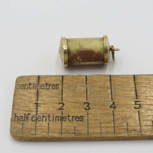 9kt Gold pendant with South African 10 shillings banknote folded inside - Weighs 2,6 grams