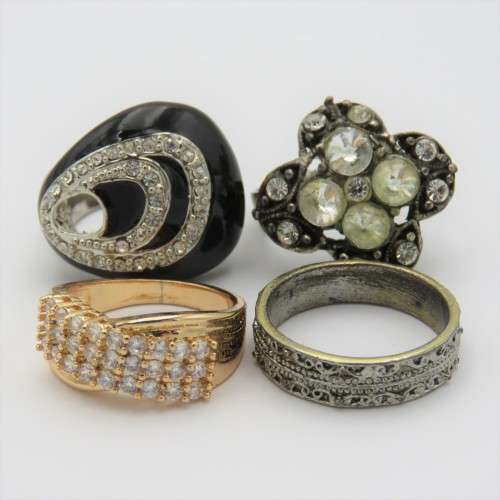 Lot of 4 costume jewellery rings - Sizes in pictures
