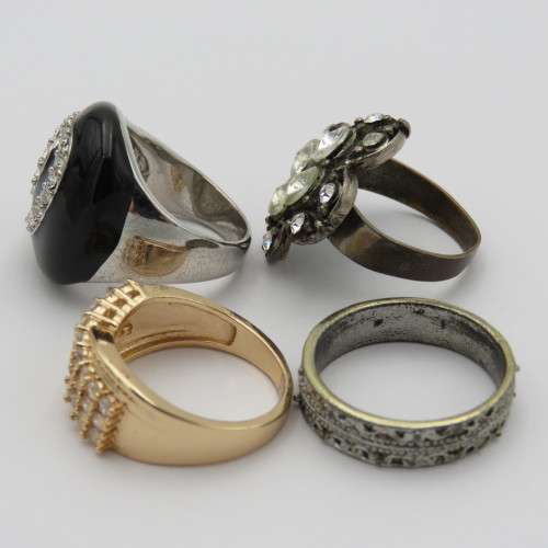 Lot of 4 costume jewellery rings - Sizes in pictures