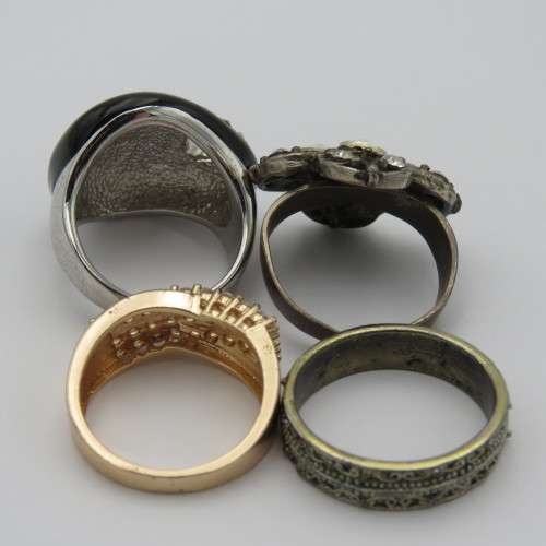 Lot of 4 costume jewellery rings - Sizes in pictures