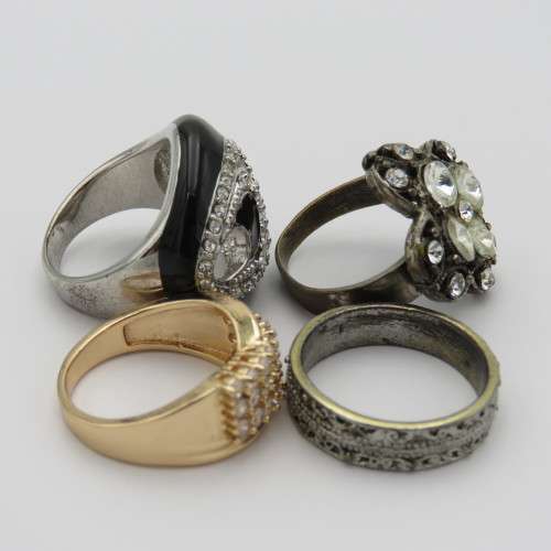 Lot of 4 costume jewellery rings - Sizes in pictures