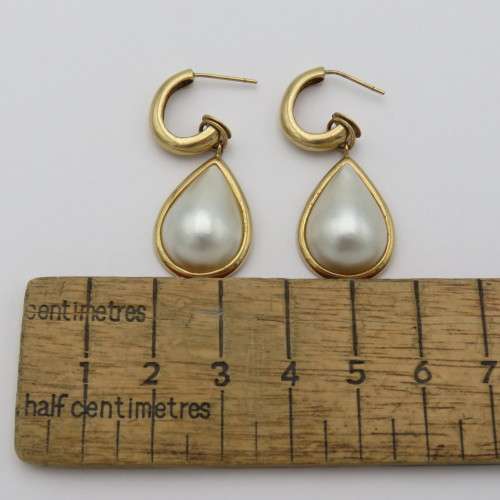 9kt Gold Mabe Pearl earrings - Weighs 7,3 g