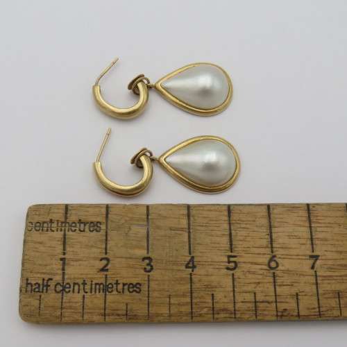 9kt Gold Mabe Pearl earrings - Weighs 7,3 g