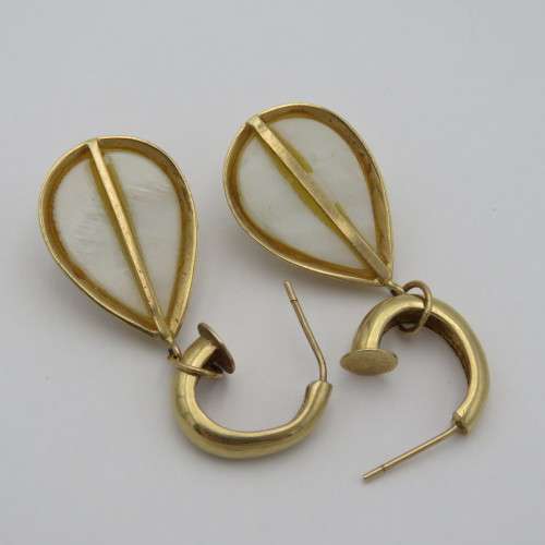 9kt Gold Mabe Pearl earrings - Weighs 7,3 g