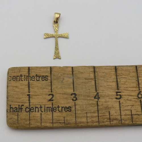 9kt Gold cross pendant - Weighs 0,4 g