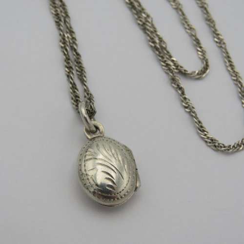 Sterling silver necklace with locket - Weighs 4,2 g - Length 50,5 cm