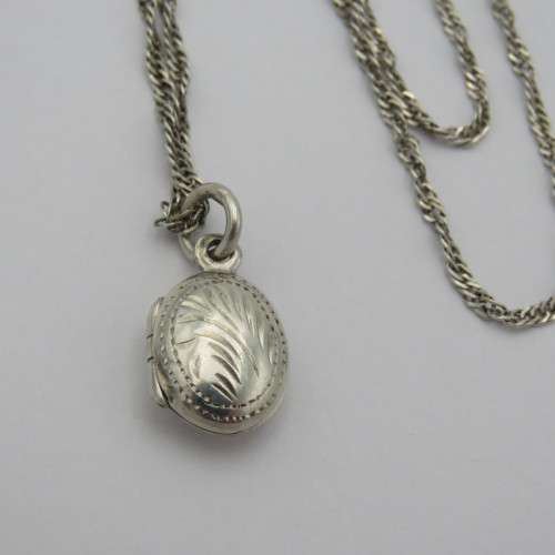 Sterling silver necklace with locket - Weighs 4,2 g - Length 50,5 cm