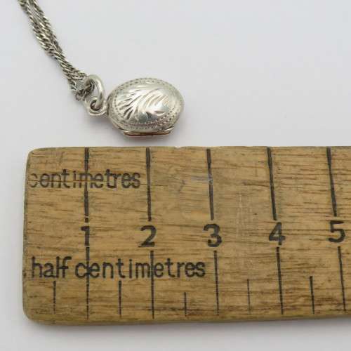 Sterling silver necklace with locket - Weighs 4,2 g - Length 50,5 cm