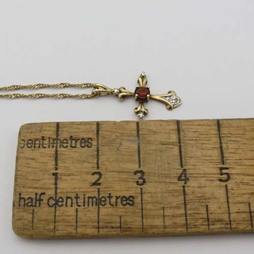9kt Gold cross pendant and necklace with Garnet and small diamonds - Weighs 2,4 grams - Length 50 cm