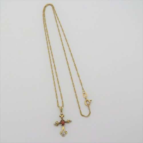 9kt Gold cross pendant and necklace with Garnet and small diamonds - Weighs 2,4 grams - Length 50 cm