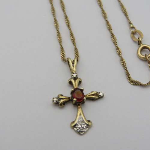 9kt Gold cross pendant and necklace with Garnet and small diamonds - Weighs 2,4 grams - Length 50 cm