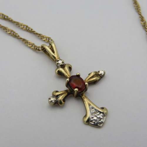 9kt Gold cross pendant and necklace with Garnet and small diamonds - Weighs 2,4 grams - Length 50 cm