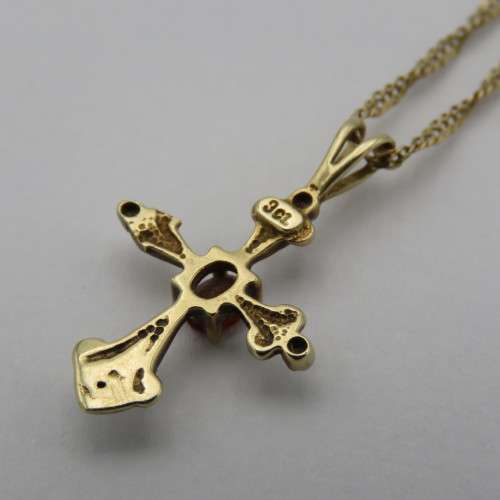 9kt Gold cross pendant and necklace with Garnet and small diamonds - Weighs 2,4 grams - Length 50 cm