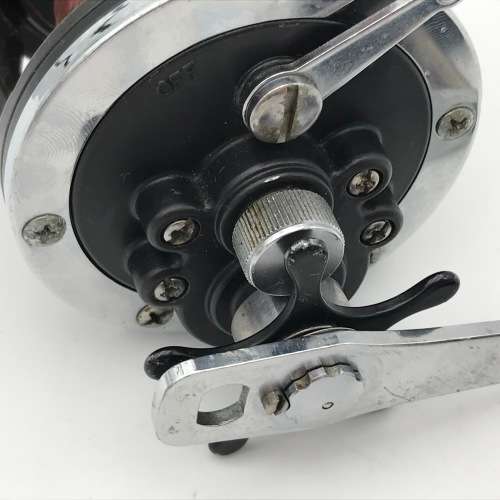 Vintage Daiwa Sealine fishing reel