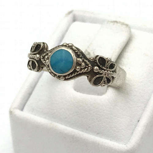 Vintage Sterling Silver ring with turquoise - weighs 2,0g - size K/5
