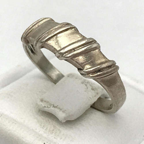 Sterling Silver ring - weighs 1,8g - size L