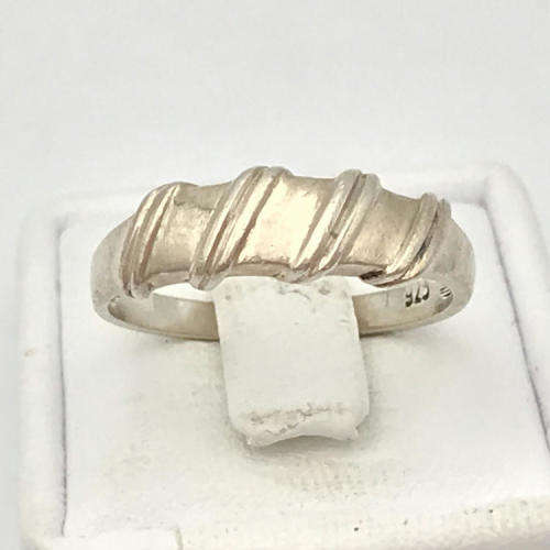 Sterling Silver ring - weighs 1,8g - size L