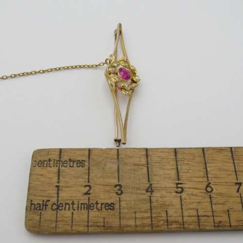 15kt Gold brooch with Ruby and diamonds - Weighs 4,3 g