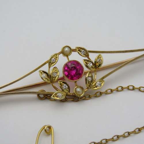 15kt Gold brooch with Ruby and diamonds - Weighs 4,3 g