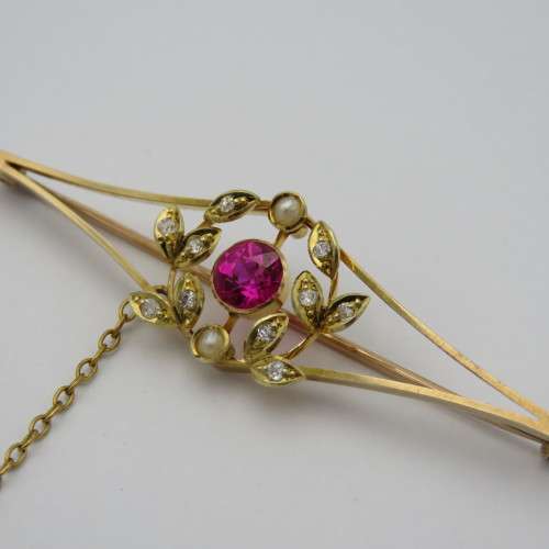 15kt Gold brooch with Ruby and diamonds - Weighs 4,3 g