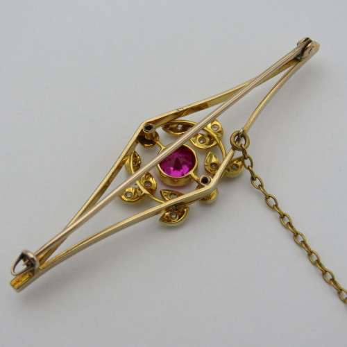 15kt Gold brooch with Ruby and diamonds - Weighs 4,3 g