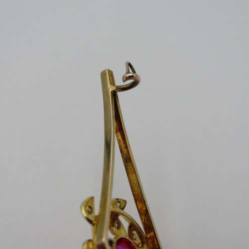 15kt Gold brooch with Ruby and diamonds - Weighs 4,3 g