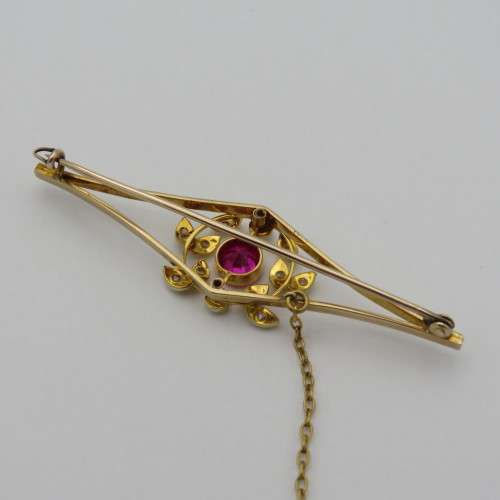 15kt Gold brooch with Ruby and diamonds - Weighs 4,3 g