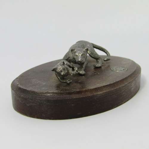 Makoulpa Leopards sculpture table ornament