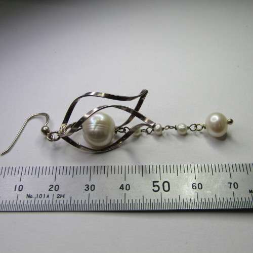 Pair of Sterling Silver earrings with pearls - weighs 8,0g