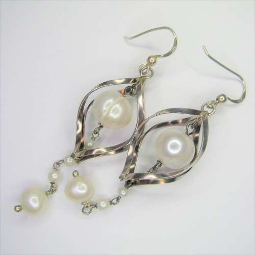 Pair of Sterling Silver earrings with pearls - weighs 8,0g