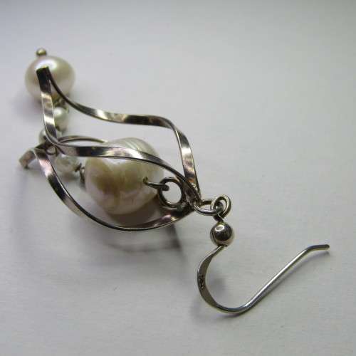 Pair of Sterling Silver earrings with pearls - weighs 8,0g